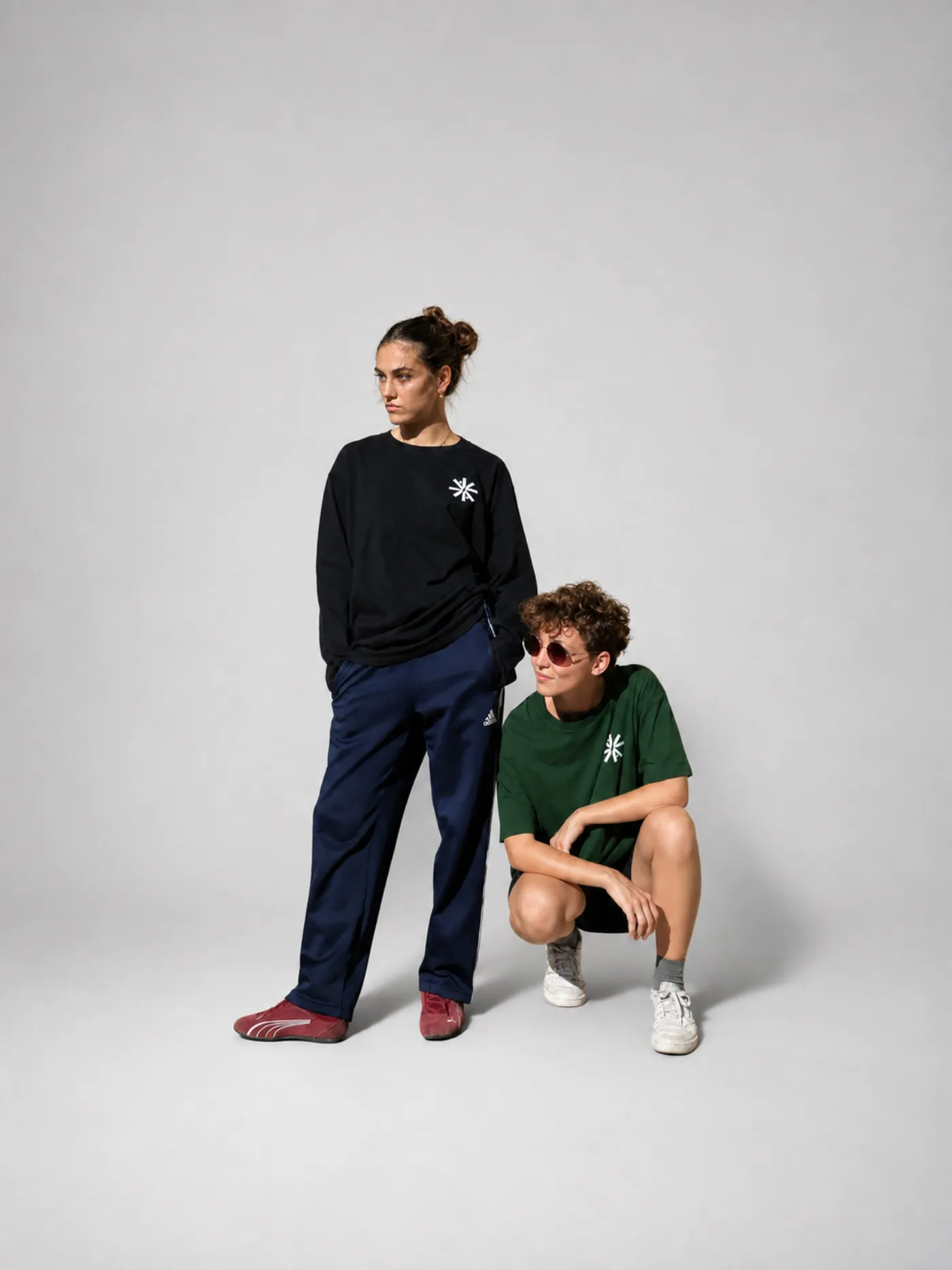 Les deux mêmes personnes de face, le logo brodé sur le cœur